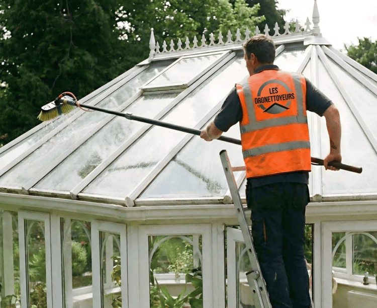 Propriétaires en Seine-et-Marne et IDF : nettoyez votre toit et façade par drone sans monter sur les tuiles.