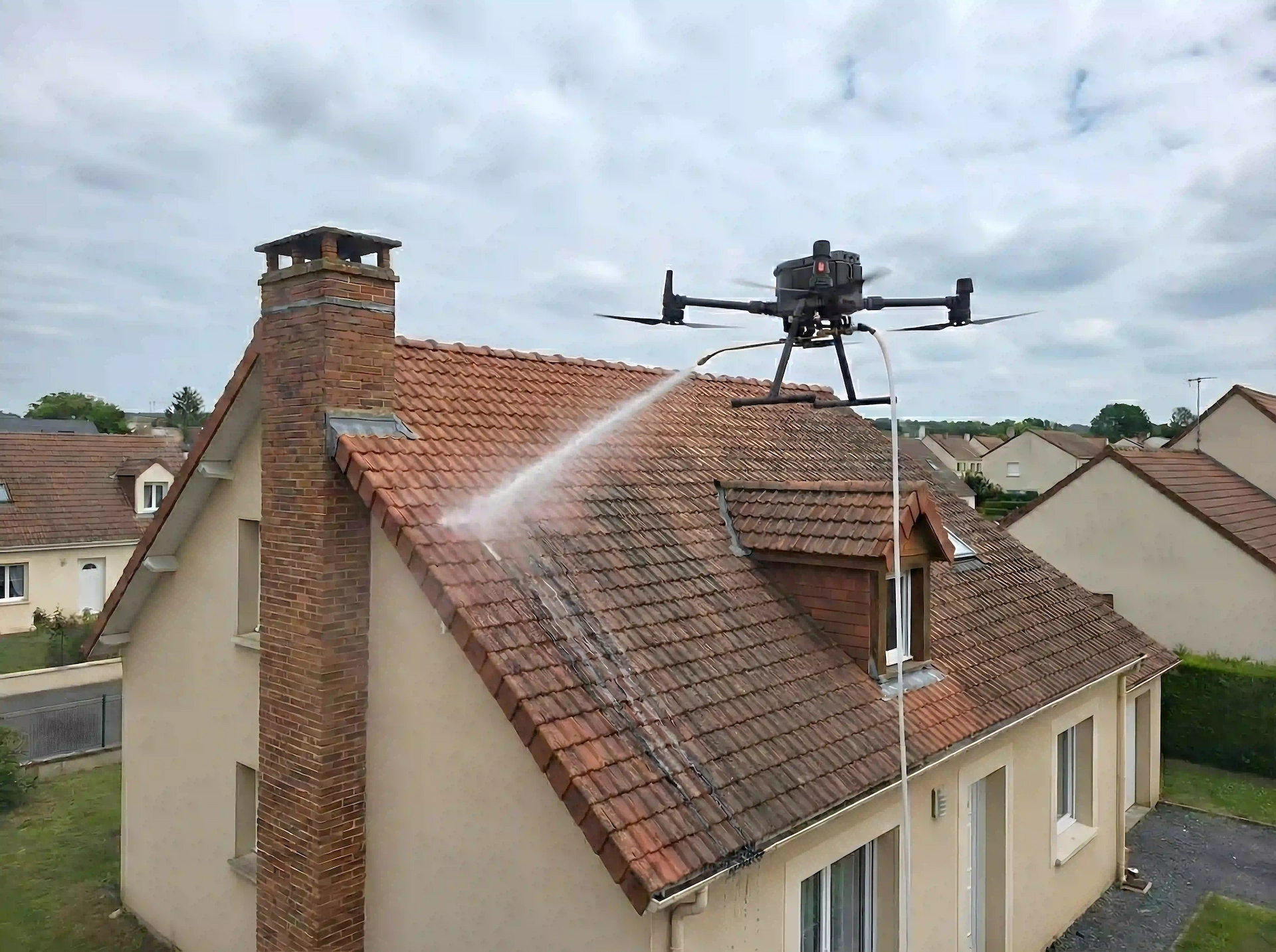 Nettoyage toiture par drone DJI avant pulvérisation à Villemomble Nettoyage de toiture par drone DJI avant pulvérisation à Villemomble (93). Intervention sécurisée et efficace pour toitures et façades difficiles d’accès.