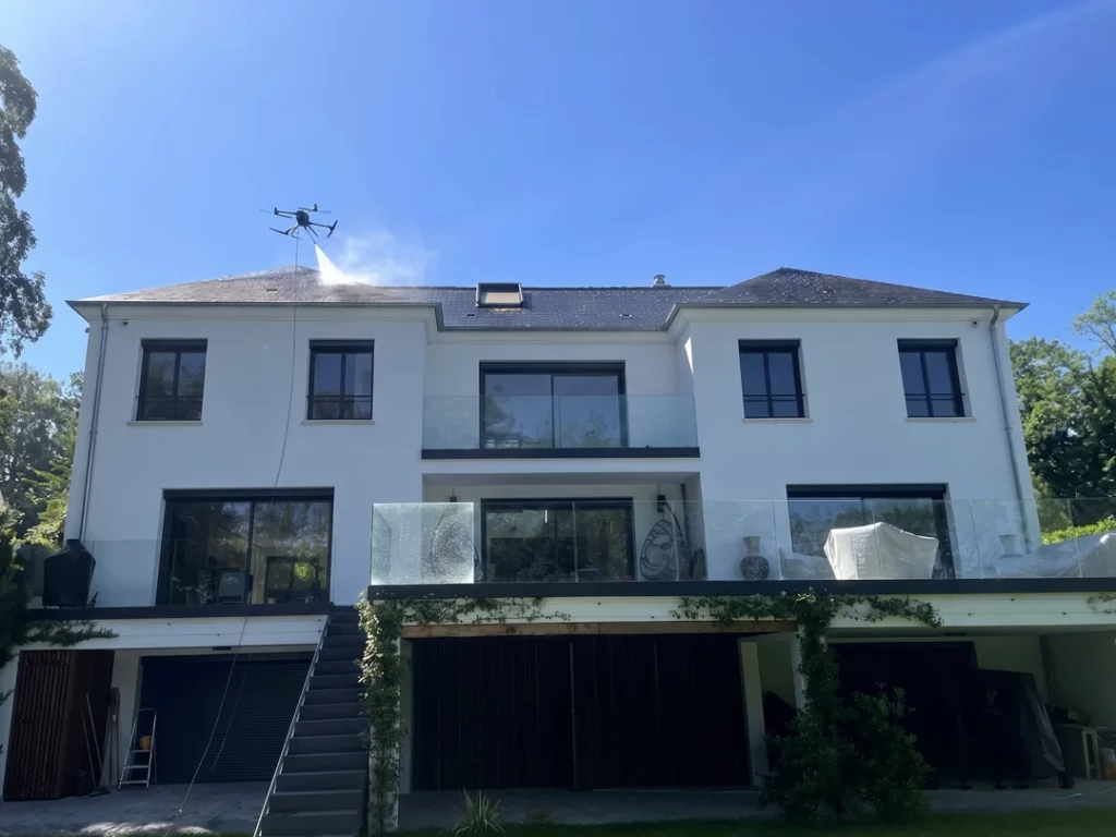 Drone pulvérisant un traitement de toiture à Chessy sur une maison individuelle
