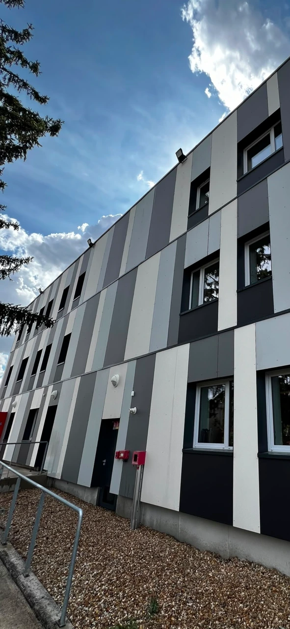 Façade de société nettoyée