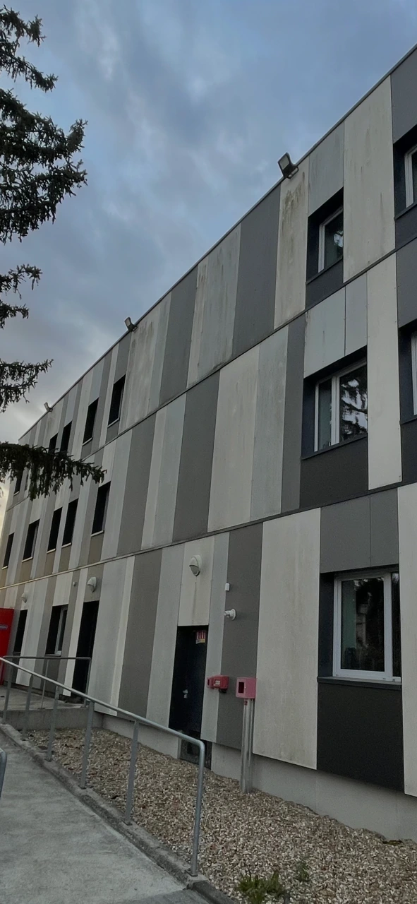 façade de société encrassée